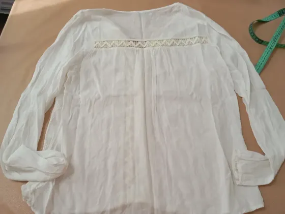 Camisola color crema con puntilla. Inedita Floresta