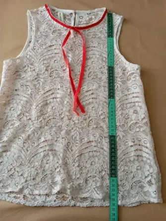 Blusa super delicada con detalle rojo. IMPECABLE Floresta