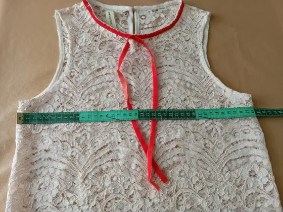 Blusa super delicada con detalle rojo. IMPECABLE Floresta