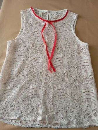 Blusa super delicada con detalle rojo. IMPECABLE Floresta