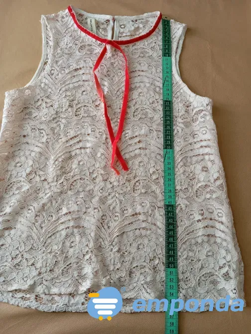 Blusa super delicada con detalle rojo. IMPECABLE Floresta - imagen 3