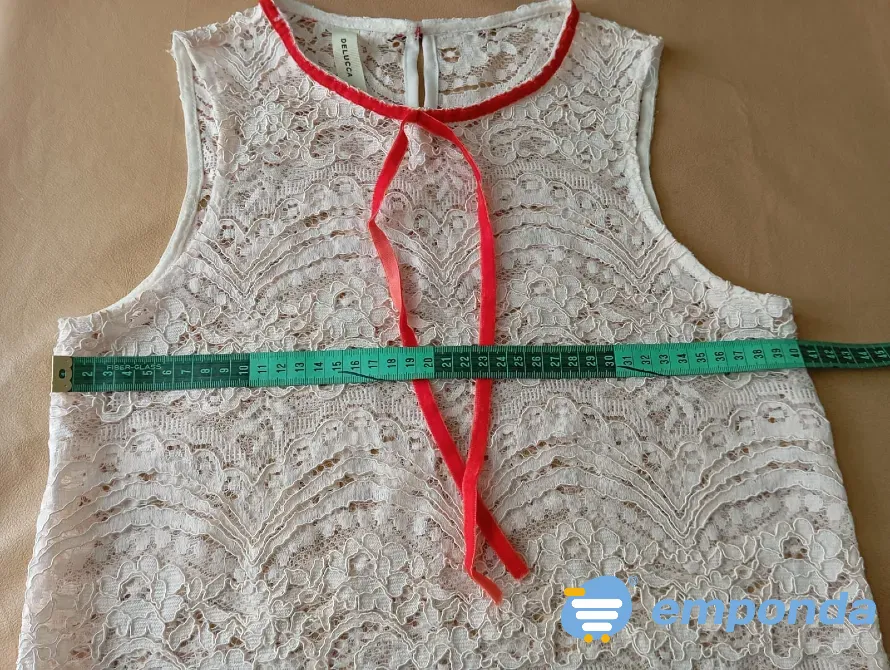 Blusa super delicada con detalle rojo. IMPECABLE Floresta - imagen 2