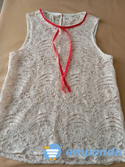 Blusa super delicada con detalle rojo. IMPECABLE Floresta - imagen 4