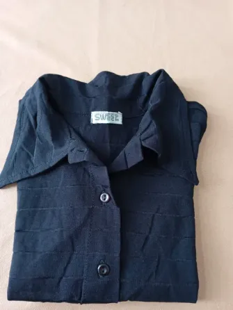 Camisa a la cintura, manga corta. IMPECABLE Floresta