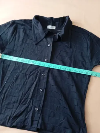 Camisa a la cintura, manga corta. IMPECABLE Floresta