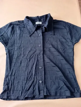 Camisa a la cintura, manga corta. IMPECABLE Floresta
