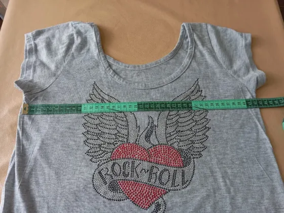 Remera gris con estampa Rock. IMPECABLE Floresta