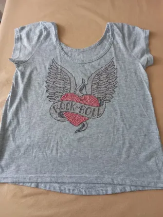 Remera gris con estampa Rock. IMPECABLE Floresta