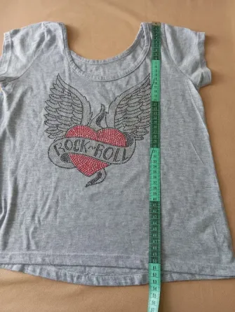 Remera gris con estampa Rock. IMPECABLE Floresta