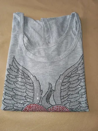 Remera gris con estampa Rock. IMPECABLE Floresta