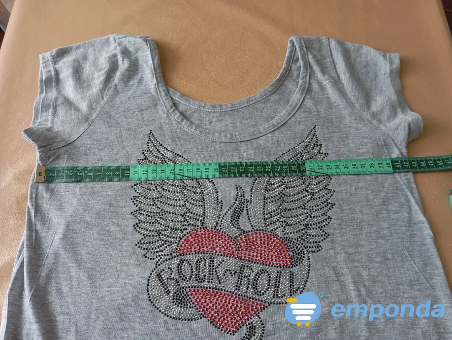 Remera gris con estampa Rock. IMPECABLE Floresta - imagen 5