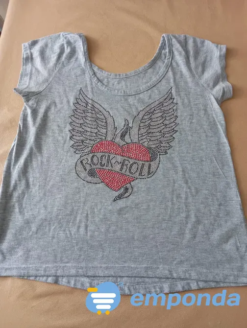 Remera gris con estampa Rock. IMPECABLE Floresta - imagen 3
