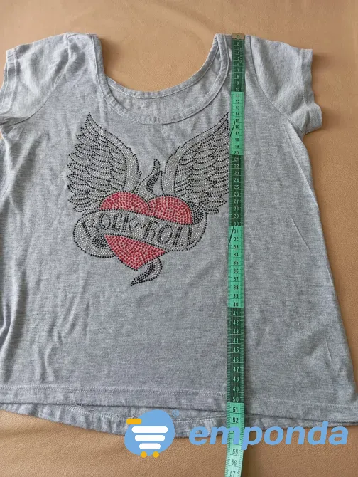 Remera gris con estampa Rock. IMPECABLE Floresta - imagen 2
