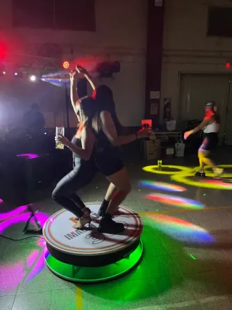 Plataforma giratoria 360 para eventos cumpleaños Escobar