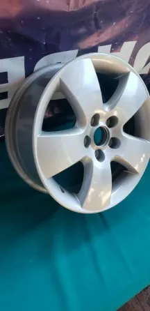 Llanta R15 VW Bora 5 Pétalos Tigre