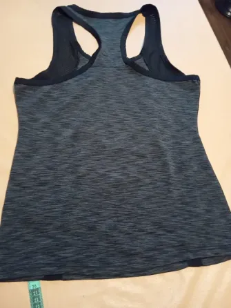 Musculosa deportiva con tela respirable. Impecable Floresta