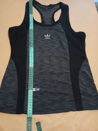 Musculosa deportiva con tela respirable. Impecable Floresta
