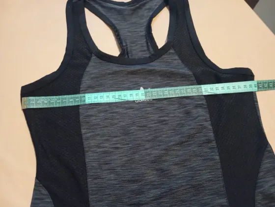 Musculosa deportiva con tela respirable. Impecable Floresta