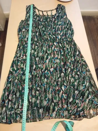 Vestido casual estampado, espalda calada. Impecable Floresta