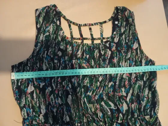 Vestido casual estampado, espalda calada. Impecable Floresta