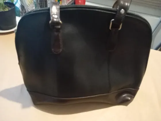 Cartera amplia, simil cuero. Impecable Floresta
