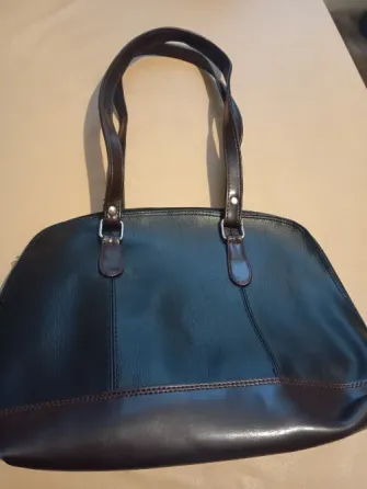 Cartera amplia, simil cuero. Impecable Floresta
