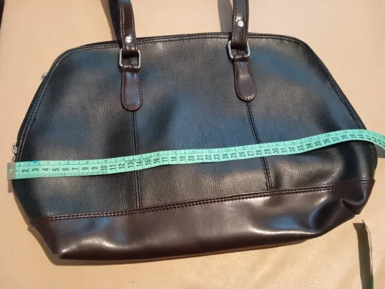 Cartera amplia, simil cuero. Impecable Floresta