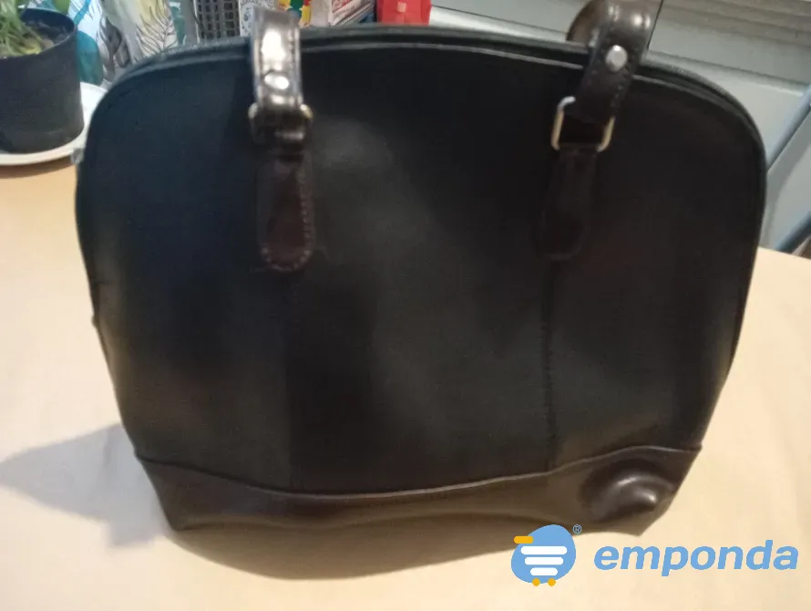 Cartera amplia, simil cuero. Impecable Floresta - imagen 1