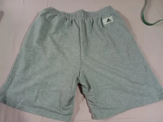 Bermuda de algodón Adidas para hombre. Impecable Floresta