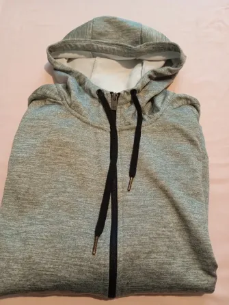 Campera deportiva unisex. Impecable Floresta
