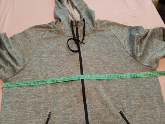 Campera deportiva unisex. Impecable Floresta