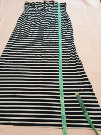 Vestido básico, cuello redondo, breteles anchos y aberturas Floresta