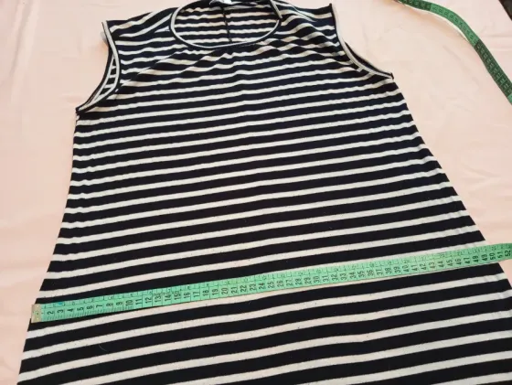 Vestido básico, cuello redondo, breteles anchos y aberturas Floresta