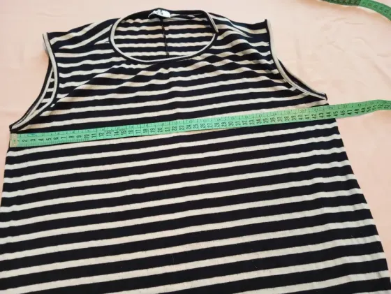 Vestido básico, cuello redondo, breteles anchos y aberturas Floresta
