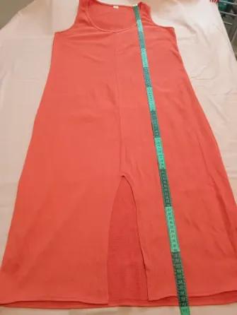 Vestido básico, cuello redondo, breteles anchos y abertura Floresta