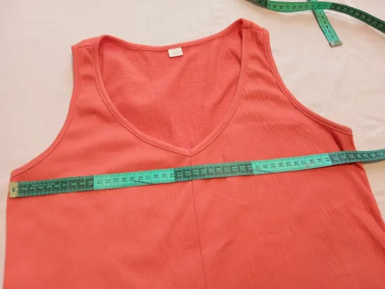 Vestido básico, cuello redondo, breteles anchos y abertura Floresta