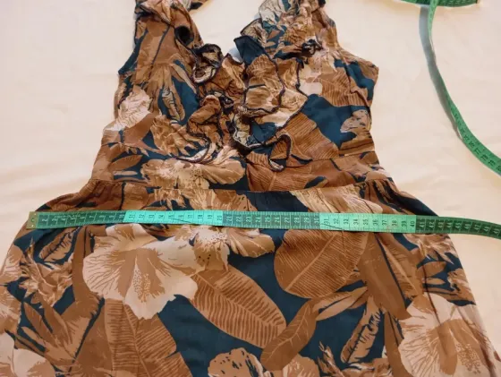 Vestido maxi con estampado floral y escote en V con volado Floresta