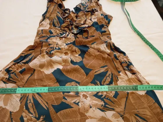 Vestido maxi con estampado floral y escote en V con volado Floresta