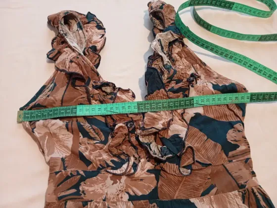Vestido maxi con estampado floral y escote en V con volado Floresta
