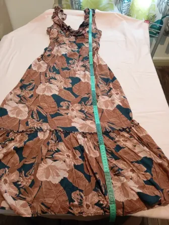 Vestido maxi con estampado floral y escote en V con volado Floresta