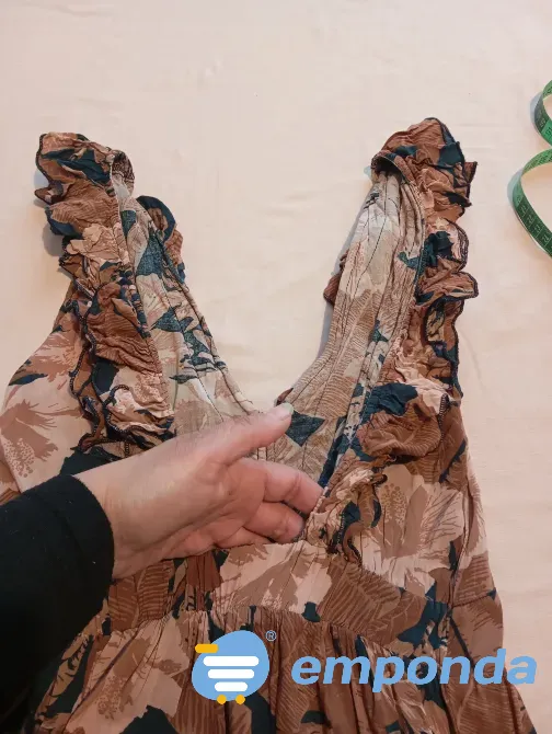 Vestido maxi con estampado floral y escote en V con volado Floresta - imagen 7