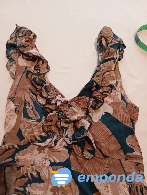 Vestido maxi con estampado floral y escote en V con volado Floresta - imagen 6