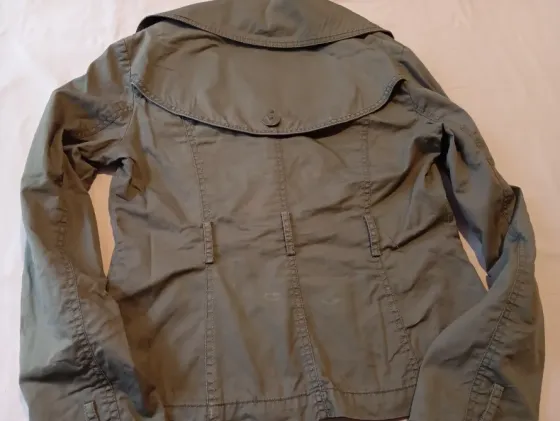 Chaqueta corta estilo trench abotonado. Impecable Floresta