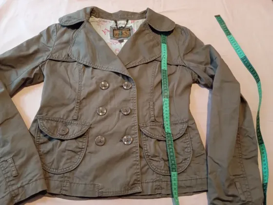 Chaqueta corta estilo trench abotonado. Impecable Floresta