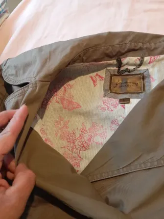 Chaqueta corta estilo trench abotonado. Impecable Floresta