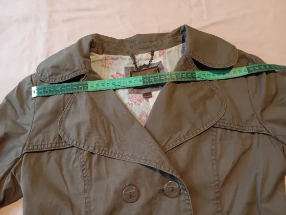 Chaqueta corta estilo trench abotonado. Impecable Floresta