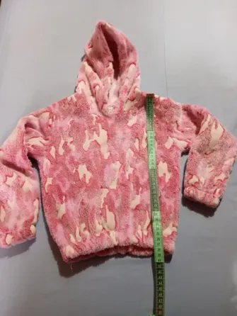 Buzo peludito para nena. Impecable Floresta