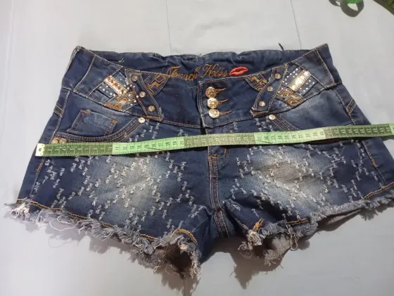 Mini short de jean elastizado. Impecable Floresta
