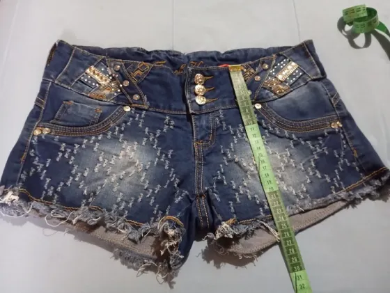 Mini short de jean elastizado. Impecable Floresta