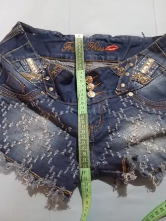 Mini short de jean elastizado. Impecable Floresta